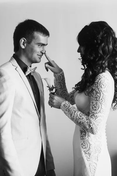 Menyasszony hozza egy liliom vőlegénye kabát — Stock Fotó