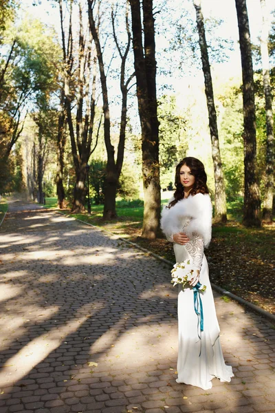 La novia está en el sendero en el parque — Foto de Stock