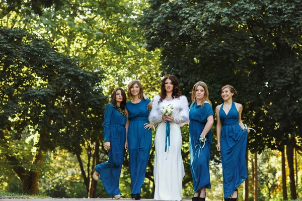 Mariée et demoiselles d'honneur s'amusent dans le parc — Photo