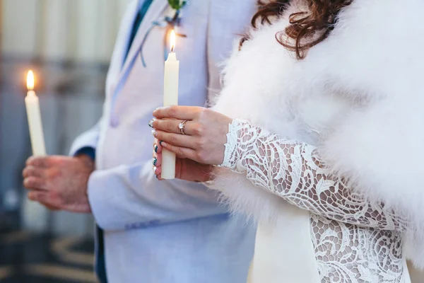 Prometido y novia sosteniendo velas durante la ceremonia —  Fotos de Stock