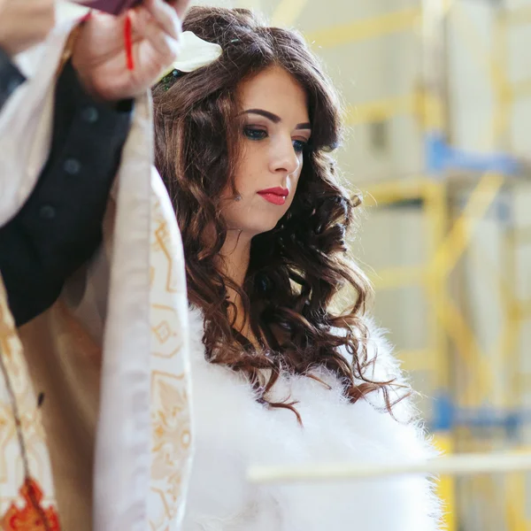 Bride standing thoughtful during the ceremony — Stock Photo, Image