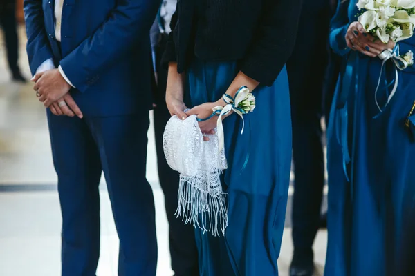 Bridesmade houdt witte kanten sjaal — Stockfoto