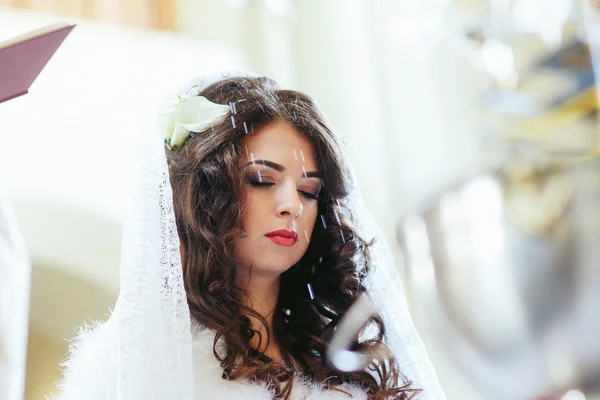 Novia con los ojos cerrados durante la ceremonia — Foto de Stock