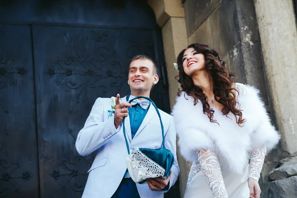 Braut und Verlobter lachen, während sie nach der Verlobung den Reis werfen — Stockfoto