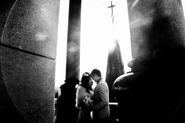 Pareja en los rayos de sol en el techo de la antigua catedral gótica —  Fotos de Stock