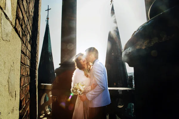 Fiance embrasse une mariée en poussin dans les rayons du soleil devant — Photo