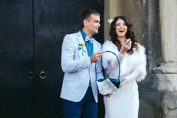 Bruden och fästman holding godis för gäster — Stockfoto