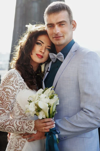 Prtrait di sposa e fidanzata nei raggi del tramonto — Foto Stock