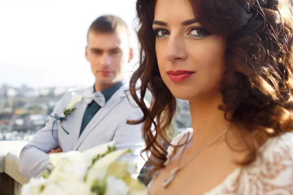 Portrait de la mariée avec bouquet de lys tandis que fince se tient sur le th — Photo