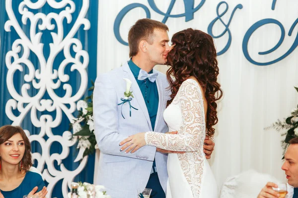婚約者は、ダイニング テーブルで花嫁をキスします。 — ストック写真