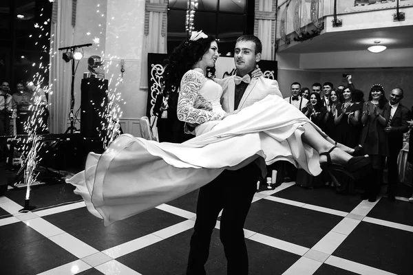 Briance swing com a noiva na pista de dança no restaurante — Fotografia de Stock