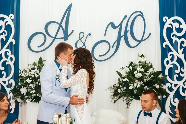 Passione bacio di appena sposati a tavola — Foto Stock