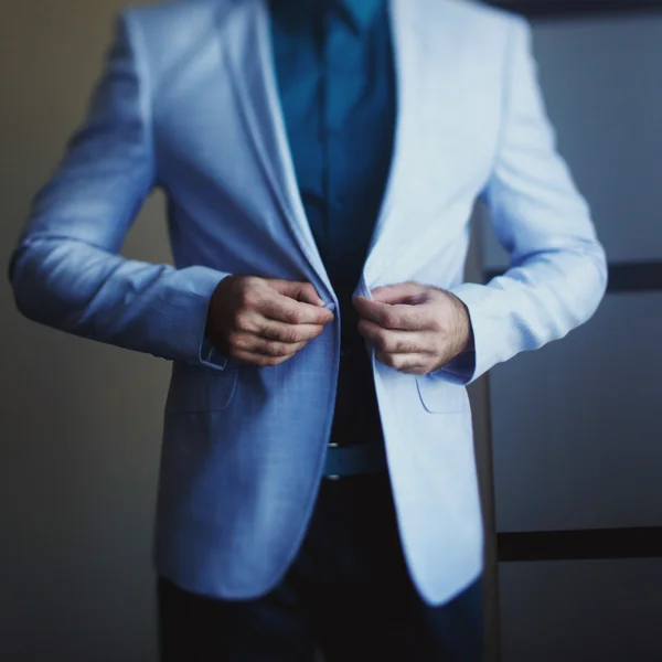 El hombre lleva chaqueta azul claro — Foto de Stock