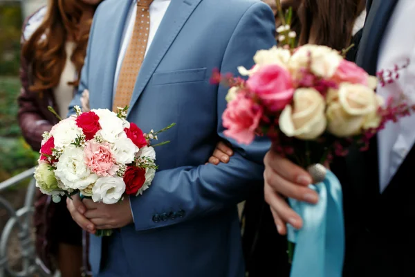 Bellissimo bouquet di lusso in mano — Foto Stock