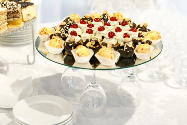 Hermosos dulces de lujo sobre la mesa — Foto de Stock