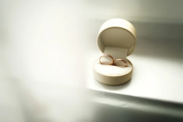 Красивые роскошные свадебные кольца в коробке — стоковое фото
