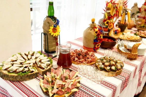 Álcool tradicional e aperitivo na mesa de casamento — Fotografia de Stock
