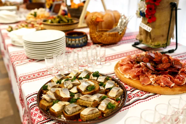 Álcool tradicional e aperitivo na mesa de casamento — Fotografia de Stock