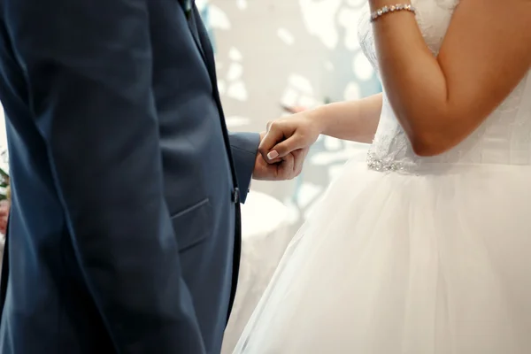 手を取り合って幸せな美しい新婚夫婦 — ストック写真