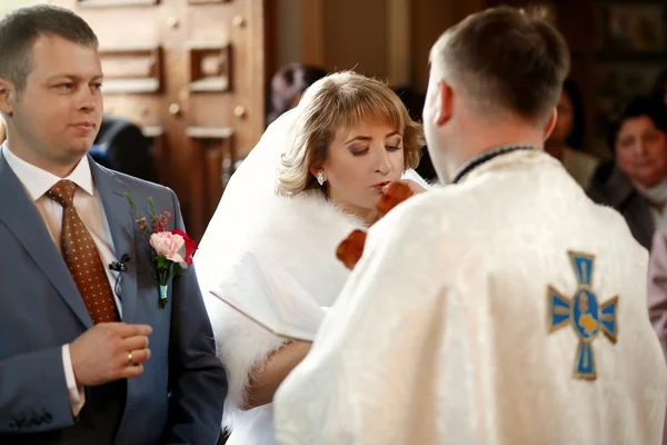 Gyönyörű ifjú házasok az egyházi esküvő — Stock Fotó