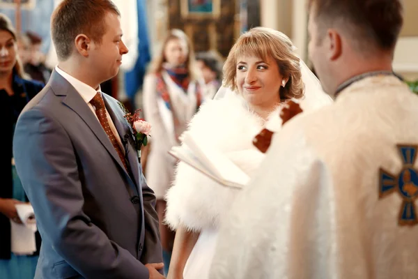 教会での結婚式の美しい新婚夫婦 — ストック写真