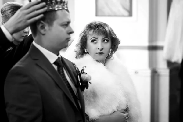 Beaux jeunes mariés lors de la cérémonie de mariage dans l'église b & w — Photo