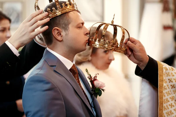 Belos recém-casados na cerimônia de casamento na igreja — Fotografia de Stock