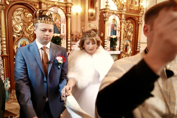 Belos recém-casados na cerimônia de casamento na igreja — Fotografia de Stock