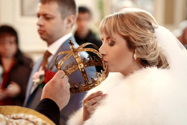 Mooie jonggehuwden op de ceremonie van het huwelijk in de kerk — Stockfoto