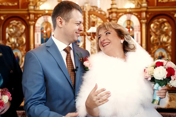 Mooie jonggehuwden op de ceremonie van het huwelijk in de kerk — Stockfoto