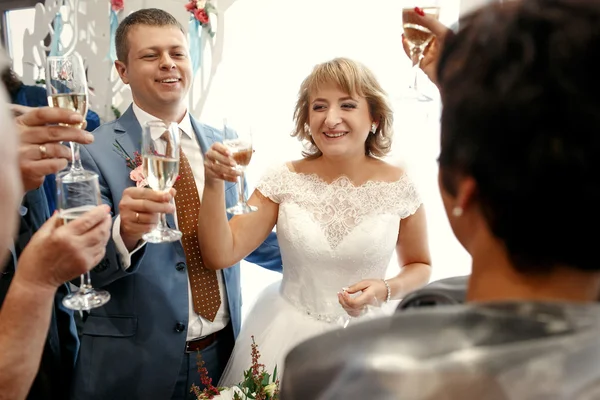 Feliz belos recém-casados no restaurante — Fotografia de Stock