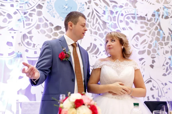 Feliz hermosa recién casados en el restaurante — Foto de Stock