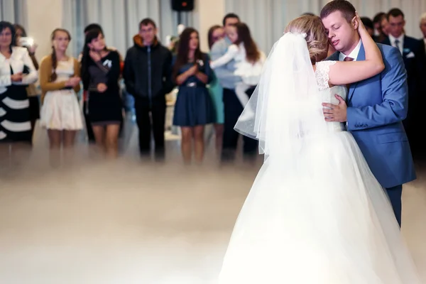 Gelukkig mooi jonggehuwden dans in restaurant — Stockfoto