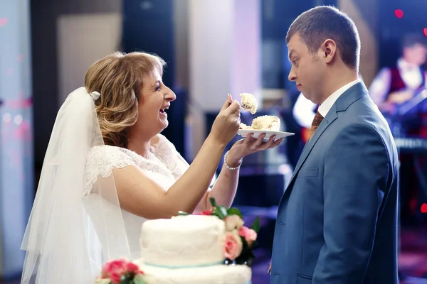 Feliz lindo recém-casados no quarto — Fotografia de Stock