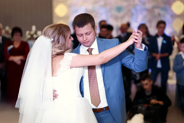 Feliz bela dança recém-casados no restaurante — Fotografia de Stock