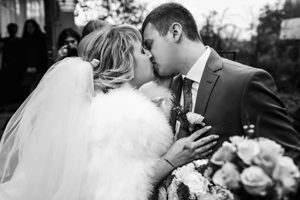 Happy beautiful newlyweds b & w — стоковое фото