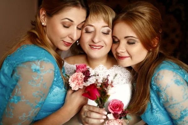 Szczęśliwa Panna Młoda piękna z bridesmaids — Zdjęcie stockowe