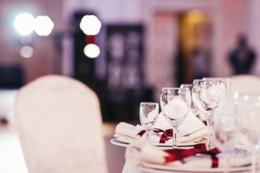 Kadehlerin ve çanak çömlek ile servis tablo