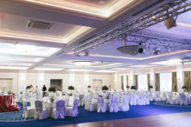 Yuvarlak masa düğün yemek için hazır 