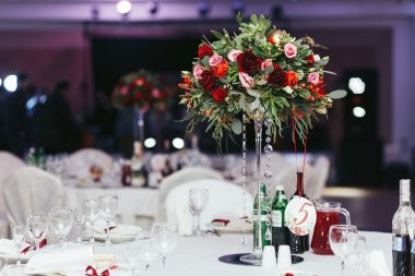 Düğün masa yüksek vazoda gül buket ile ayarla 