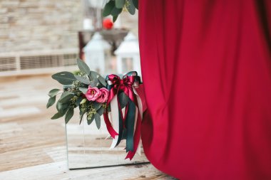 Pembe güller üstünde belgili tanımlık tepe ile cam kutu kırmızı giysilerini standları 