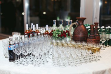 Tablo boş gözlük içecekler ile servis 