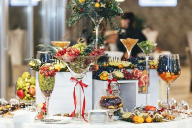 Üzüm ve diğer meyve farklı cam vazo içinde 