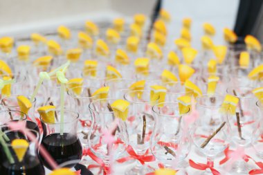 Portakal ve tarçın ile boş kadehlerin