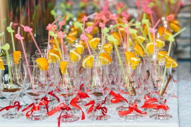 Boş kadehlerin tarçın ve turuncu ile için mulled kablosuz servis