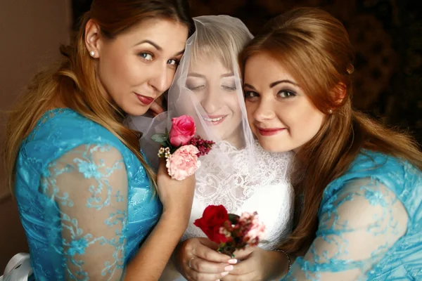 Szczęśliwa Panna Młoda piękna z bridesmaids — Zdjęcie stockowe