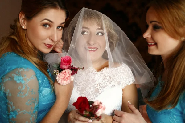 Szczęśliwa Panna Młoda piękna z bridesmaids — Zdjęcie stockowe