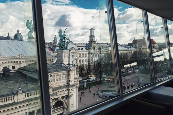Büyük, eski Lviv'ın cityscape penceresinden görüntülemek