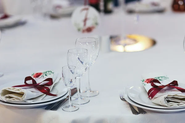 Lege glazen in restaurant op de tafel van de bruiloft — Stockfoto