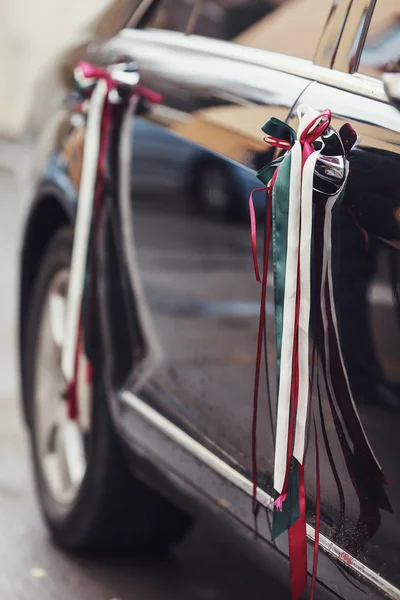 Zwarte Mercedes-auto versierd met linten — Stockfoto